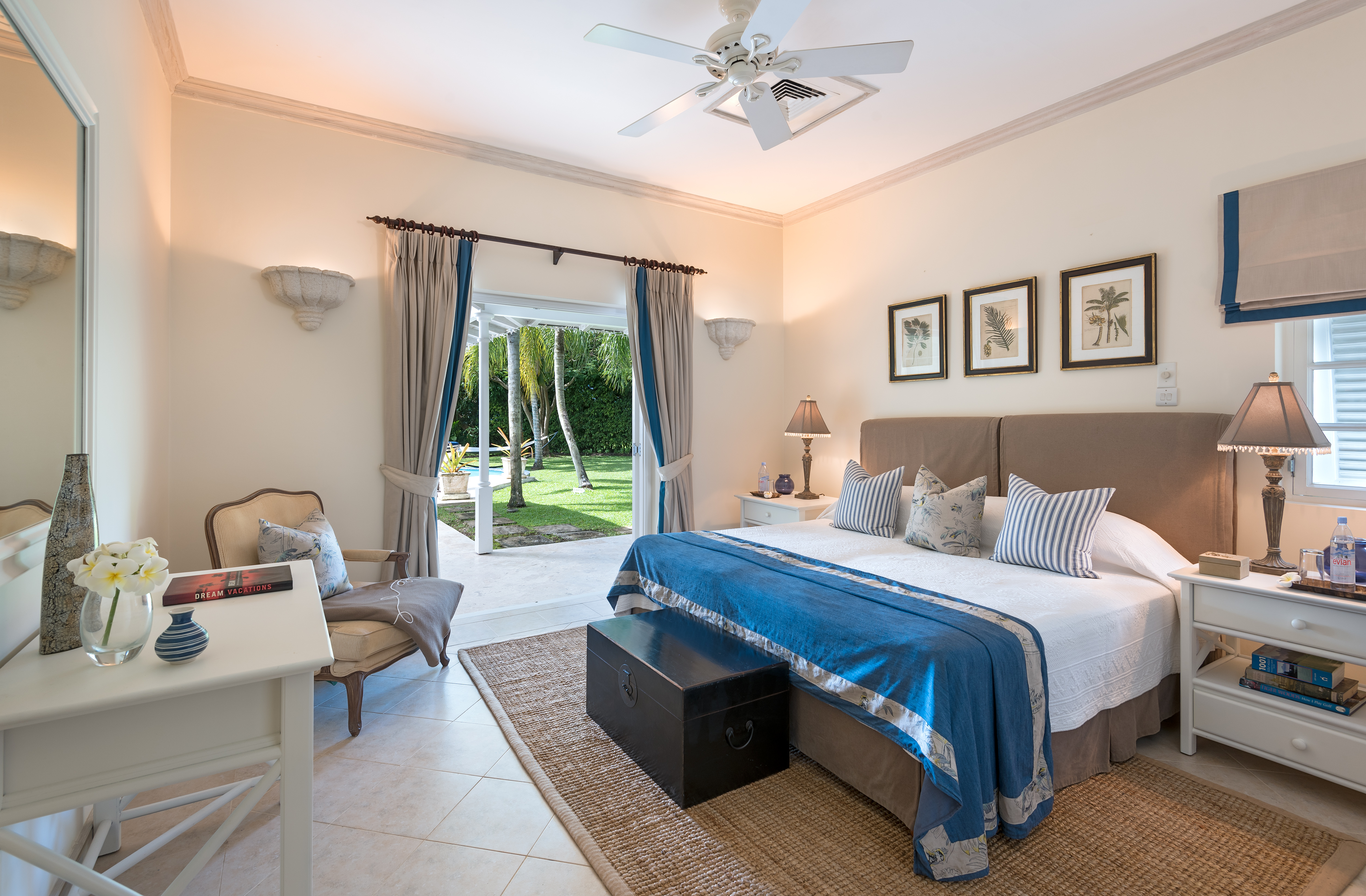 Ruime slaapkamer met deur naar zwembad en tuin, vakantie villa, golfvilla, saint james, luxe vakantie, barbados 