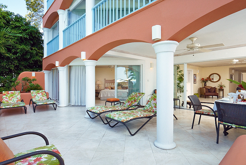 Ruim terras met ligstoelen, 2 personen, 4 personen, Holetown Barbados, appartement