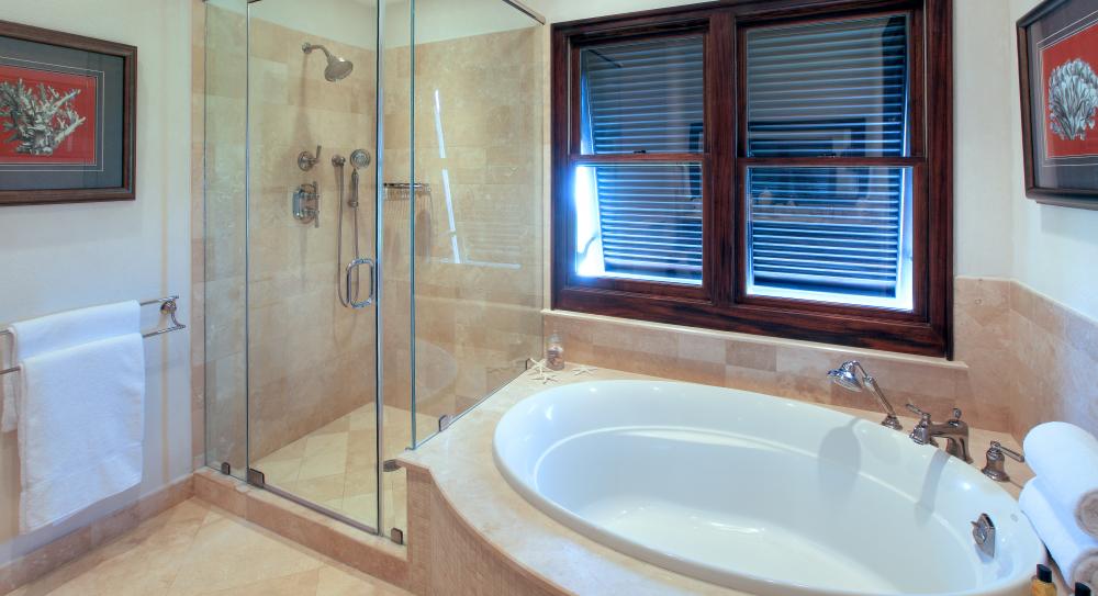 Luxe badkamer met bad, golfvilla, APes Hill CLub, St, James